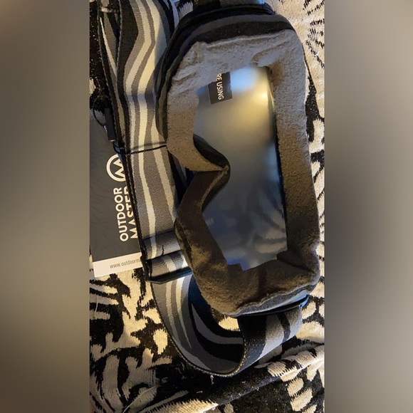 NWT OutdoorMaster Ski Goggles with Cover Snowboard OTG Anti-Fog for Men Women - Picture 9 of 13